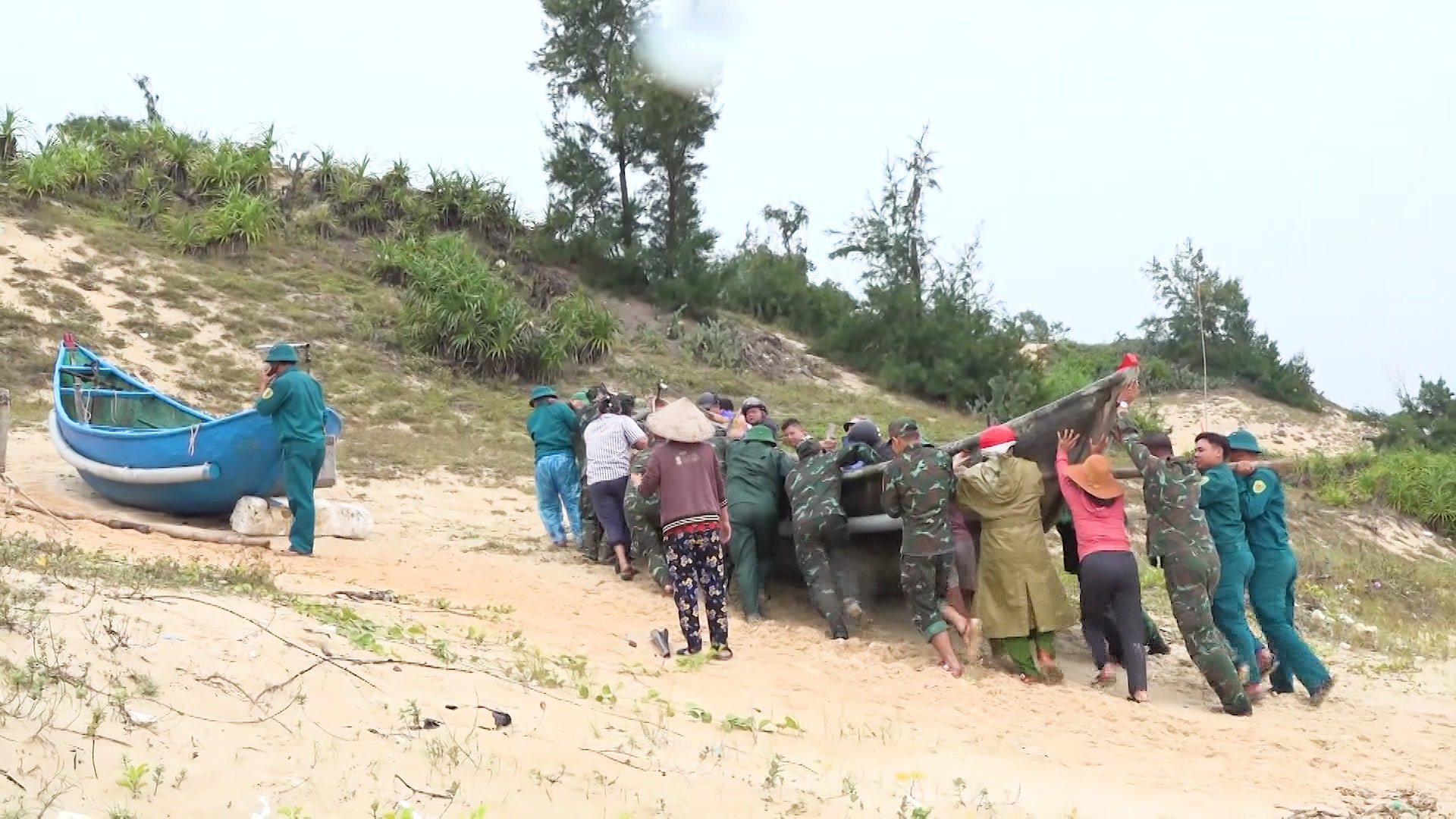 Milits i Quang Phu-distriktet hjelper folk med å forhindre uvær. Foto: QUOC THANH