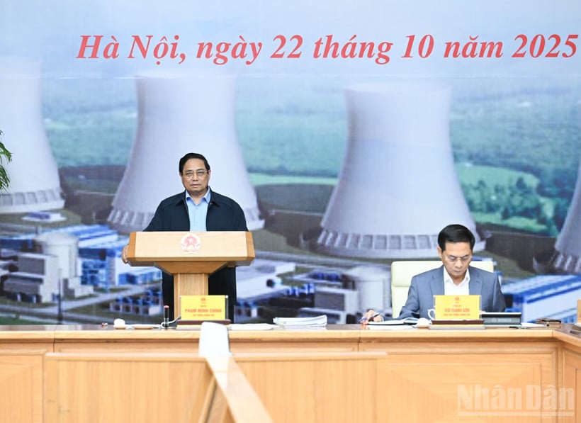 Thủ tướng Chính phủ Phạm Minh Chính chủ trì Phiên họp thứ ba của Ban Chỉ đạo xây dựng nhà máy điện hạt nhân. (Ảnh: TRẦN HẢI)