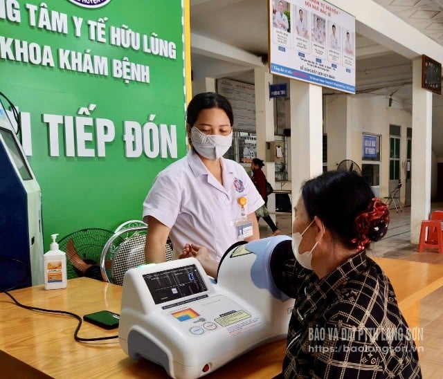 ប្រជាជនមកជួបគ្រូពេទ្យនៅមជ្ឈមណ្ឌលវេជ្ជសាស្ត្រតំបន់ Huu Lung