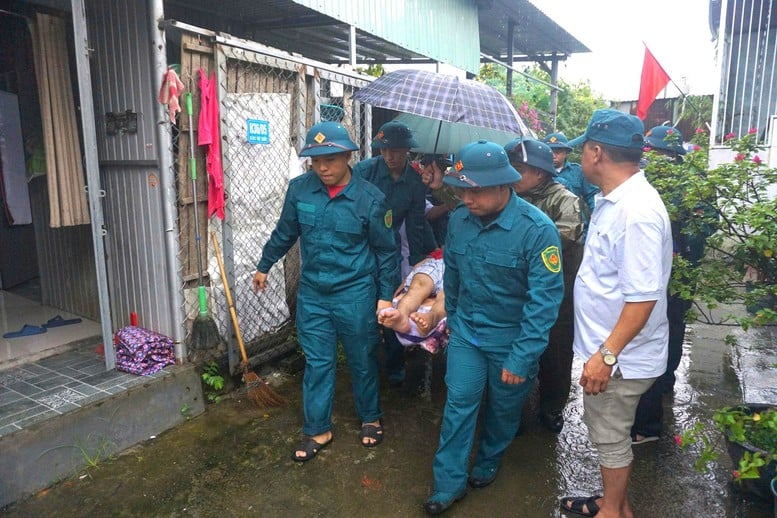 Da Nang: Angkatan bersenjata secara aktif mendukung masyarakat dalam menanggapi badai No. 12 - Foto 1. Đà Nẵng: Lực lượng vũ trang tích cực hỗ trợ người dân ứng phó bão số 12- Ảnh 1.