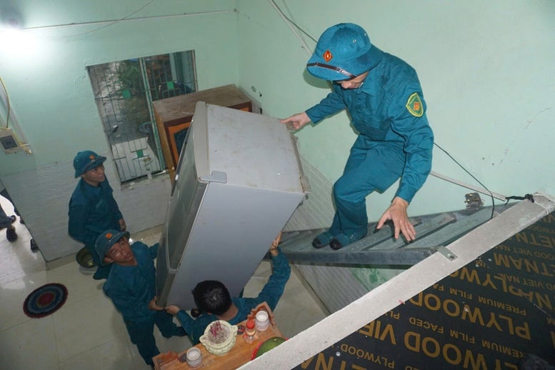 Da Nang: Angkatan bersenjata secara aktif mendukung masyarakat dalam menanggapi badai No. 12 - Foto 2. Đà Nẵng: Lực lượng vũ trang tích cực hỗ trợ người dân ứng phó bão số 12- Ảnh 2.