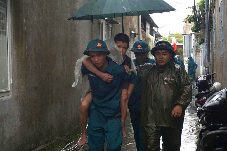 Da Nang: Angkatan bersenjata secara aktif mendukung masyarakat dalam menanggapi badai No. 12 - Foto 3. Đà Nẵng: Lực lượng vũ trang tích cực hỗ trợ người dân ứng phó bão số 12- Ảnh 3.