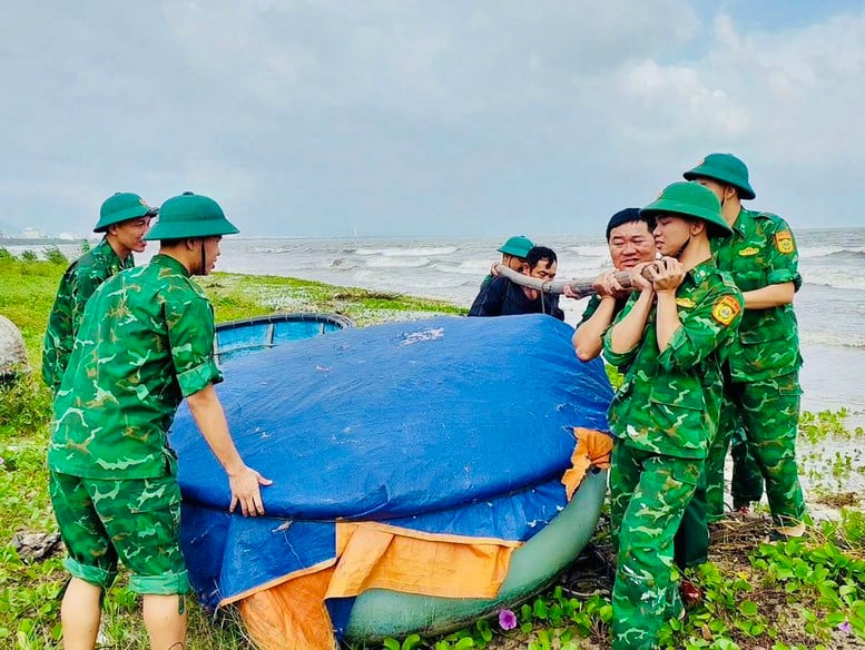 Da Nang: Angkatan bersenjata secara aktif mendukung masyarakat dalam menanggapi badai No. 12 - Foto 4. Đà Nẵng: Lực lượng vũ trang tích cực hỗ trợ người dân ứng phó bão số 12- Ảnh 4.
