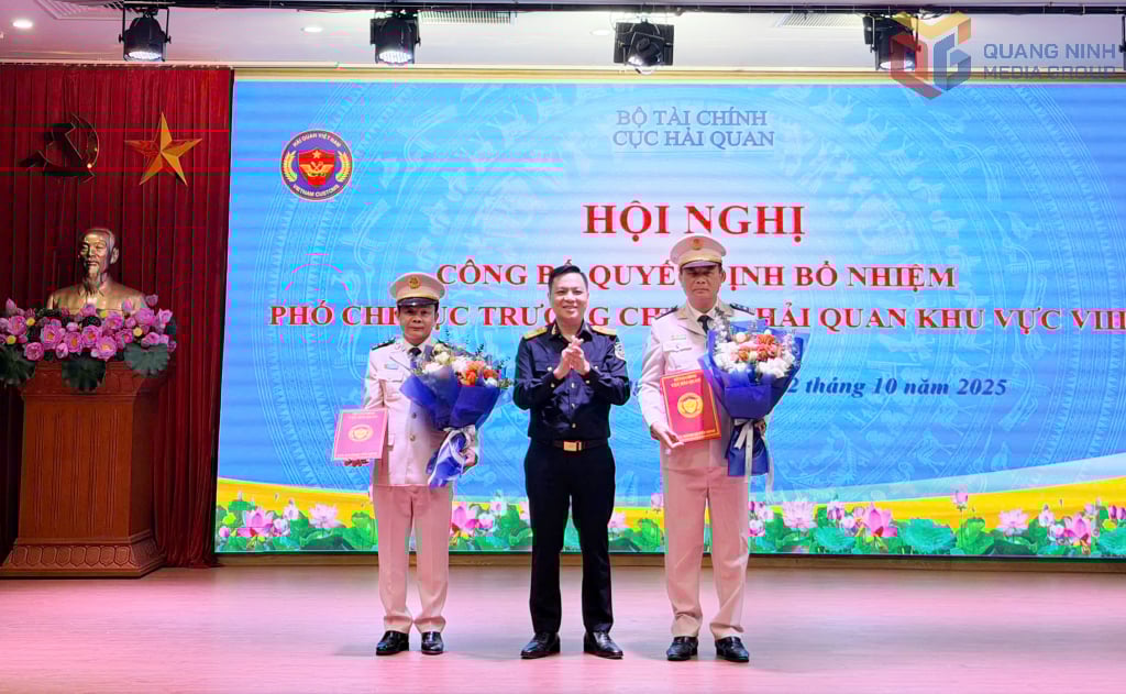 O camarada Nguyen Thanh Hung, vice-diretor do Departamento de Alfândega, apresentou a decisão de nomear o vice-diretor da Divisão de Alfândega da Região VIII.