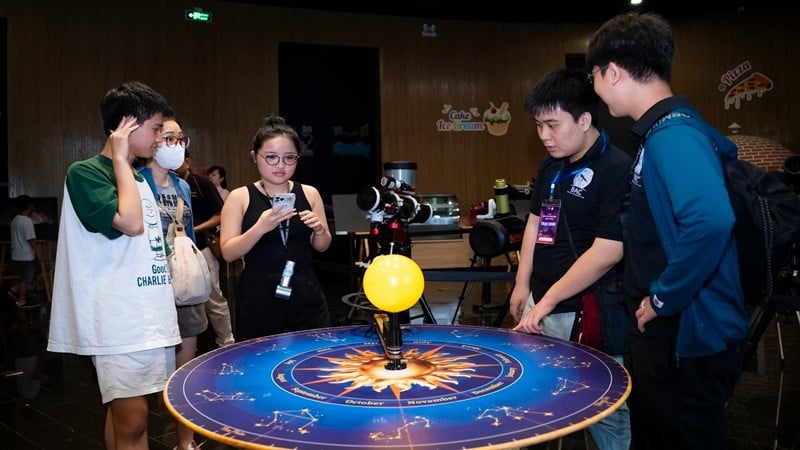 Elevene deltar i STEM-aktiviteter innen astronomi som en del av Community Astronomy Week.