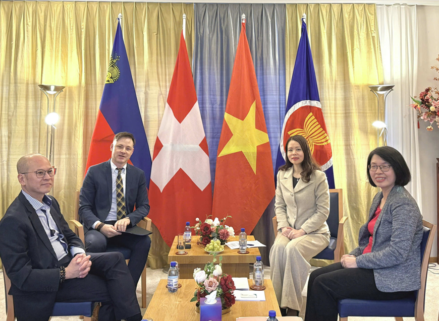Thứ trưởng Bộ Ngoại giao Nguyễn Minh Hằng tiếp Giám đốc Công viên sáng tạo Thụy Sĩ Dominic Gorecky. Ảnh: Bộ Ngoại giao