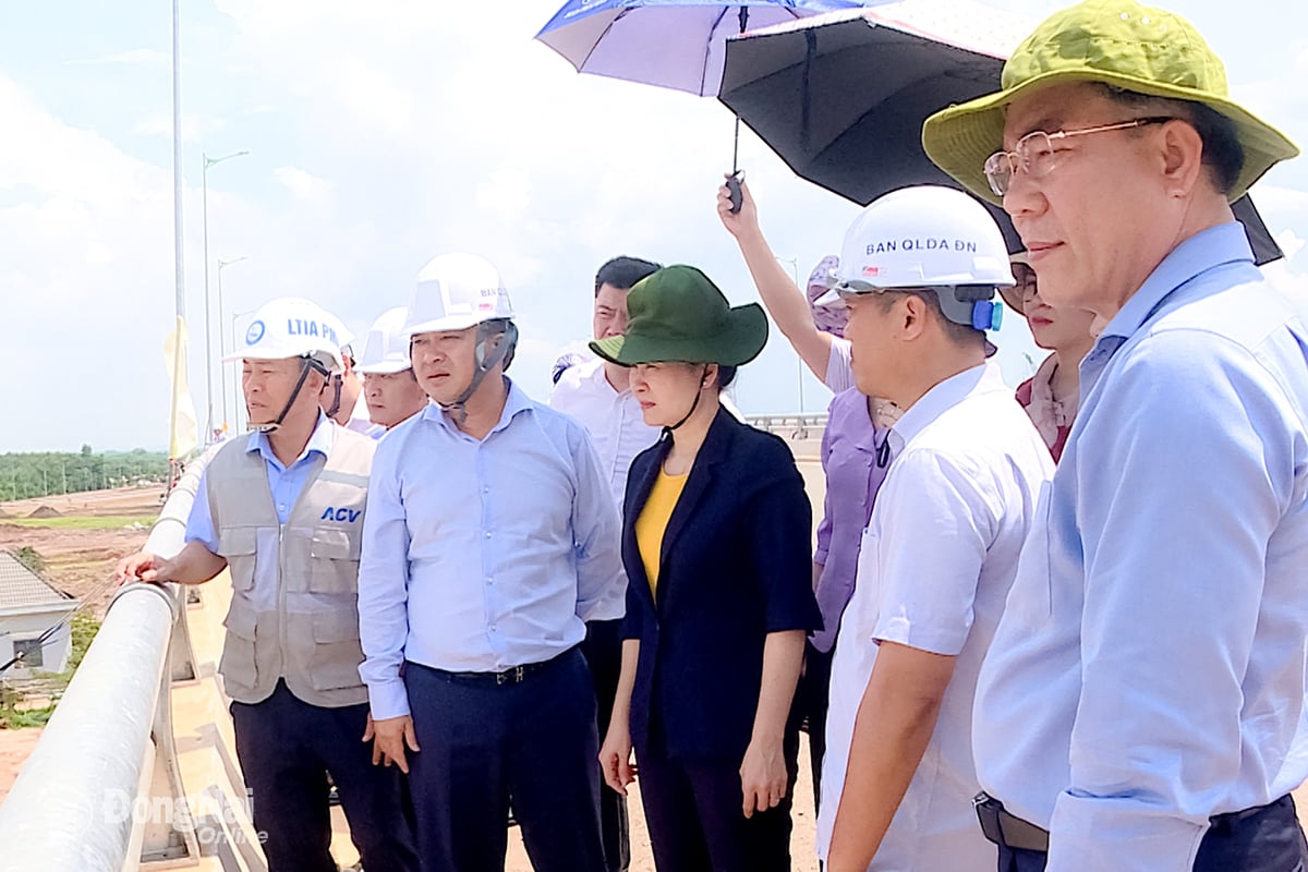 Ủy viên dự khuyết Trung ương Đảng, Phó Bí thư Thường trực Tỉnh ủy, Chủ tịch HĐND tỉnh Đồng Nai Tôn Ngọc Hạnh cùng lãnh đạo tỉnh kiểm tra thực tế các dự án trọng điểm vào sáng 22-10. Ảnh: Duy Tân
