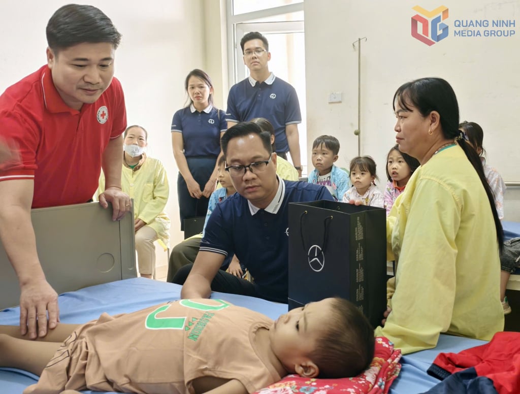 Lãnh đạo Hội Chữ thập đỏ tỉnh và Công ty CP Truyền thông và Dữ liệu Thanh toán An Du Quảng Ninh thăm hỏi, động viên, trao hỗ trợ cho các bệnh nhi đang điều trị tại Bệnh viện Sản nhi Quảng Ninh.