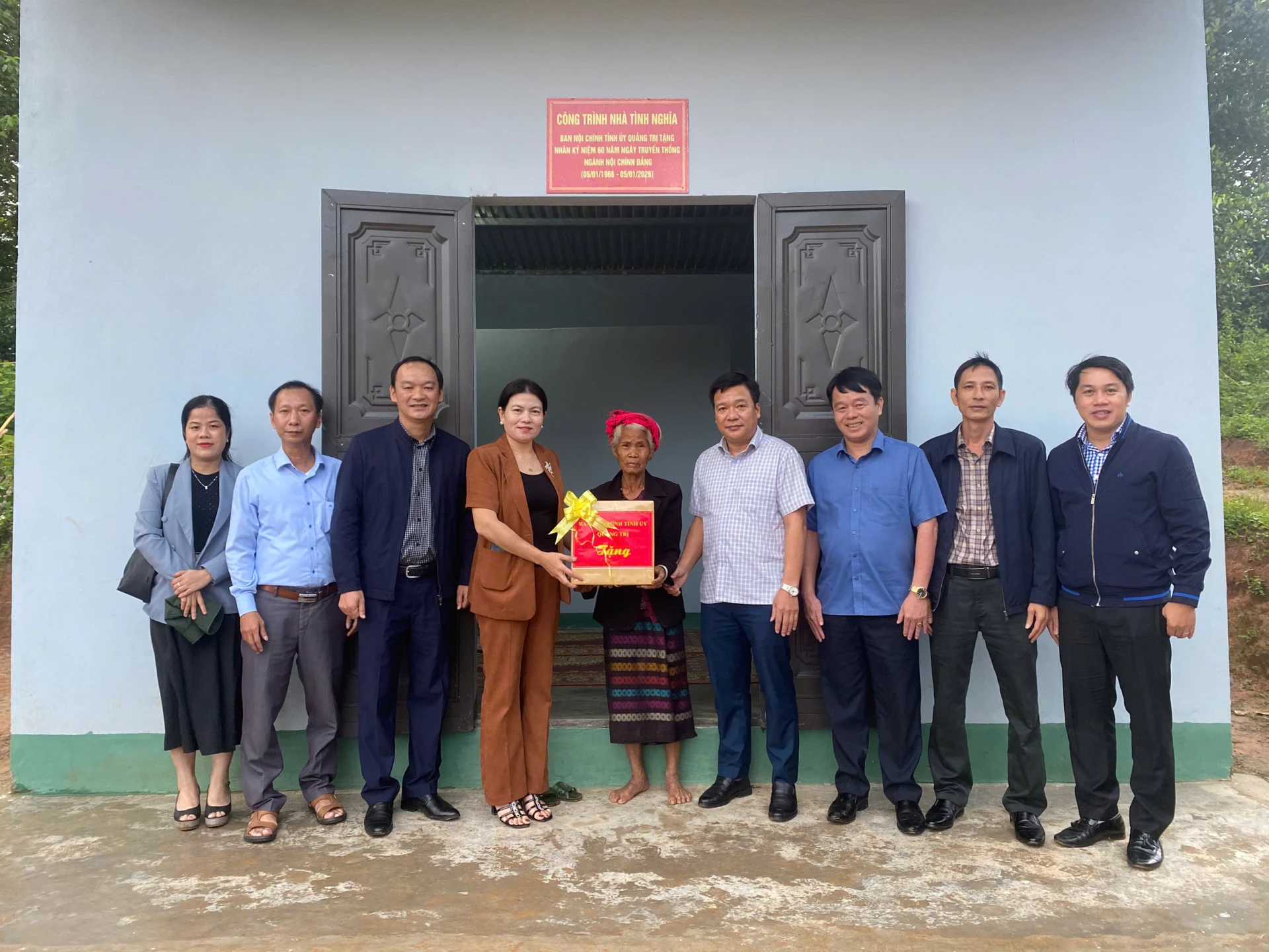 គណៈកម្មាធិការកិច្ចការផ្ទៃក្នុងនៃគណៈកម្មាធិការបក្សខេត្តបានប្រគល់អំណោយឧបត្ថម្ភដល់គ្រួសារលោកស្រី Ho Thi Mun នៅឃុំ Huong Phung។