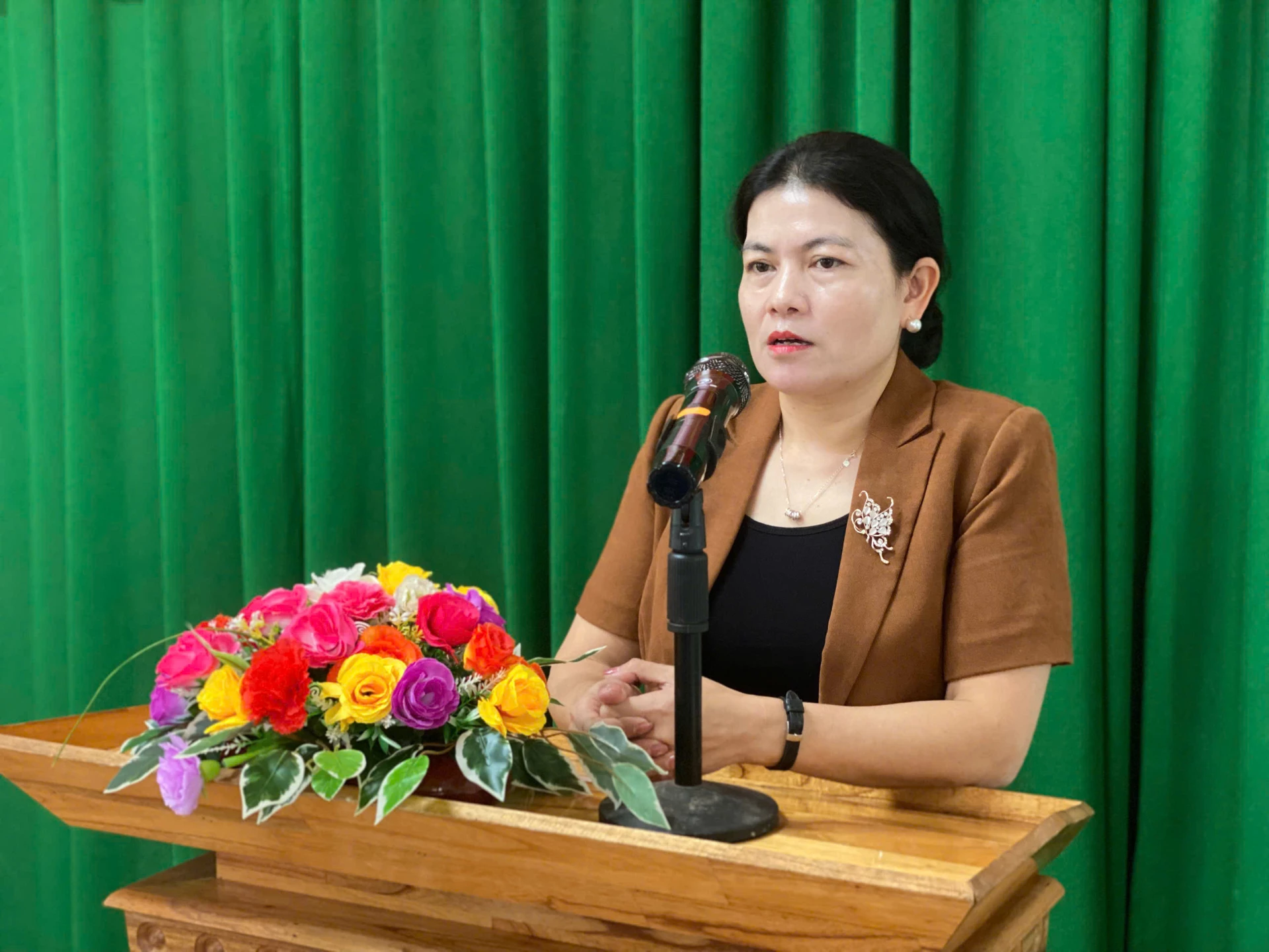សមមិត្ត លី កៀវវ៉ាន់ សមាជិកគណៈកម្មាធិការអចិន្ត្រៃយ៍ ប្រធានគណៈកម្មាធិការកិច្ចការផ្ទៃក្នុងនៃគណៈកម្មាធិការបក្សខេត្ត បានថ្លែងសុន្ទរកថាលើកទឹកចិត្តដល់គ្រួសារដែលទទួលបានផ្ទះសំបែង។