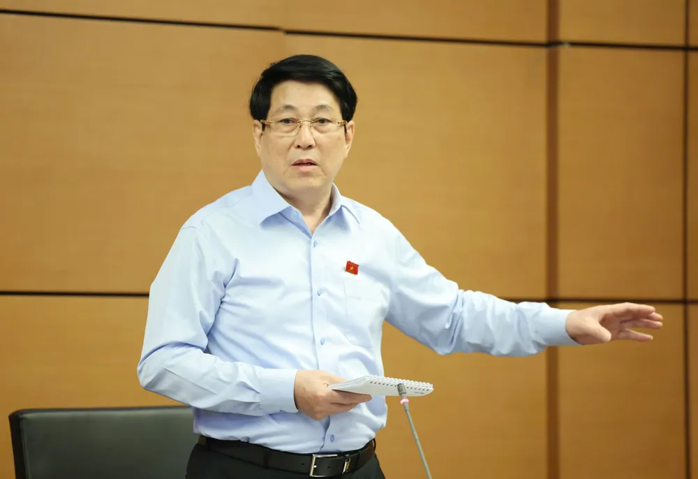 Chủ tịch nước Lương Cường trao đổi với các đại biểu Quốc hội TPHCM tại phiên thảo luận tổ, sáng 22-10. Ảnh QUANG PHÚC.jpg