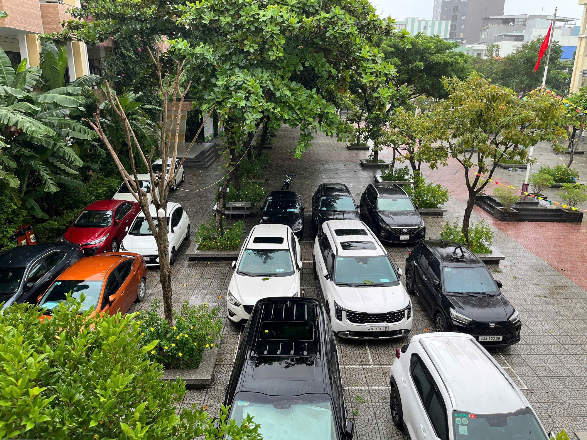 Trường học mở cửa cho dân đưa xe tránh ngập, bố trí trú bão Fengshen miễn phí- Ảnh 4.
