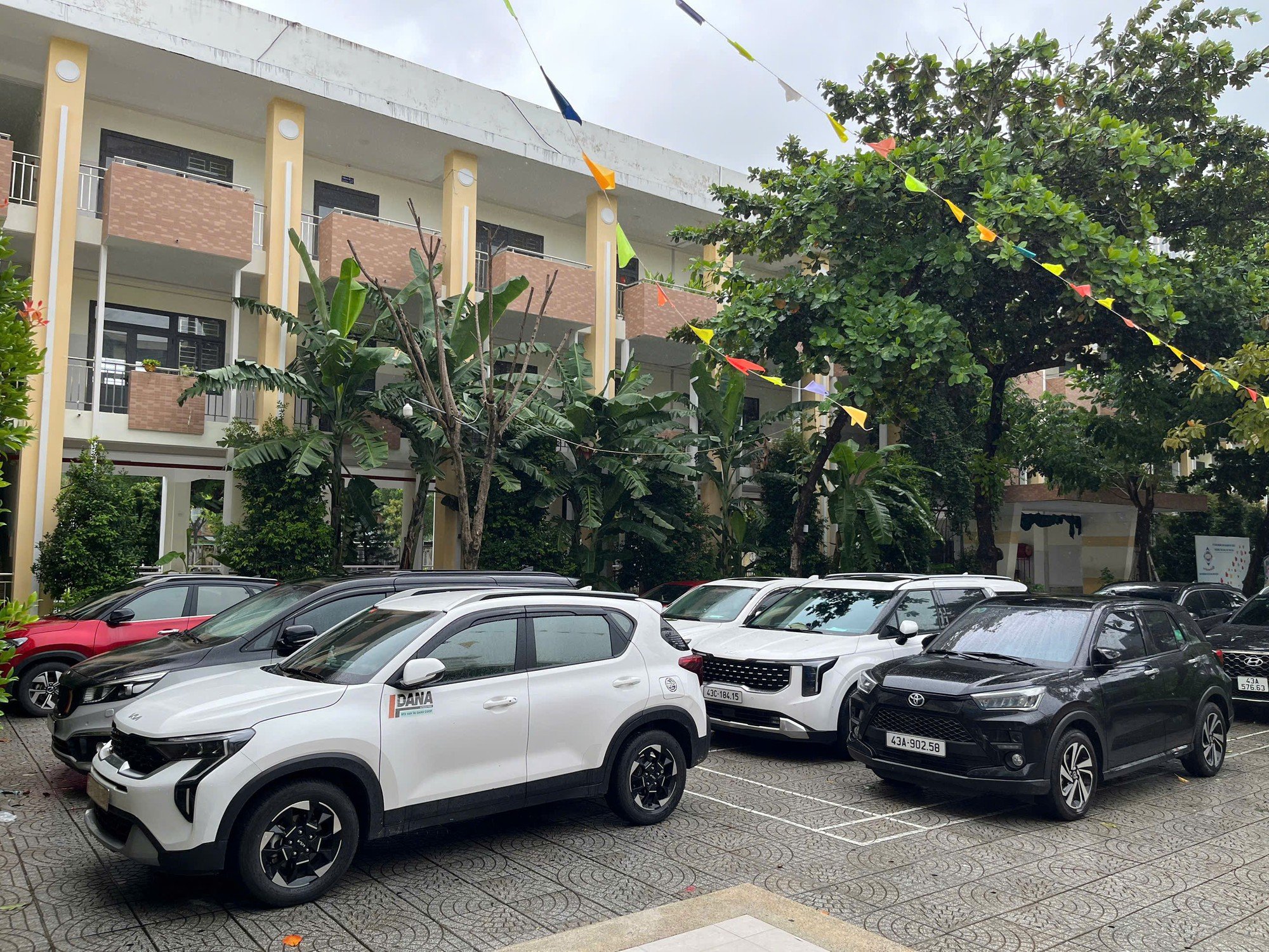 Trường học mở cửa cho dân đưa xe tránh ngập, bố trí trú bão Fengshen miễn phí- Ảnh 8.