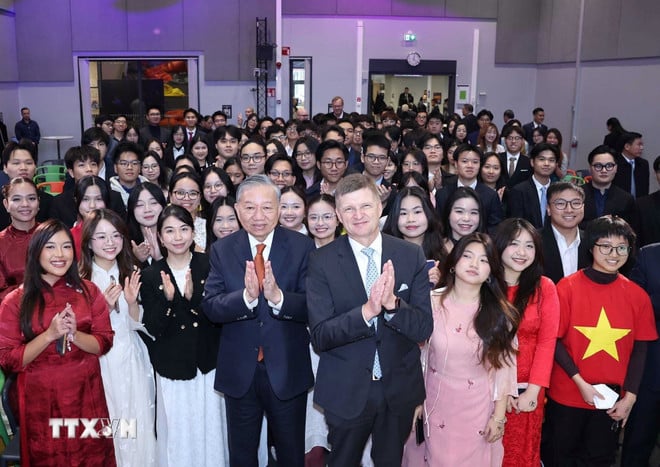 ttxvn-tong-bi-thu-gap-go-sinh-vien-viet-nam-dang-theo-hoc-tai-helsinki-3.jpg