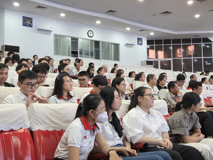 Sinh viên chương trình Y Việt - Đức tại buổi đối thoại.