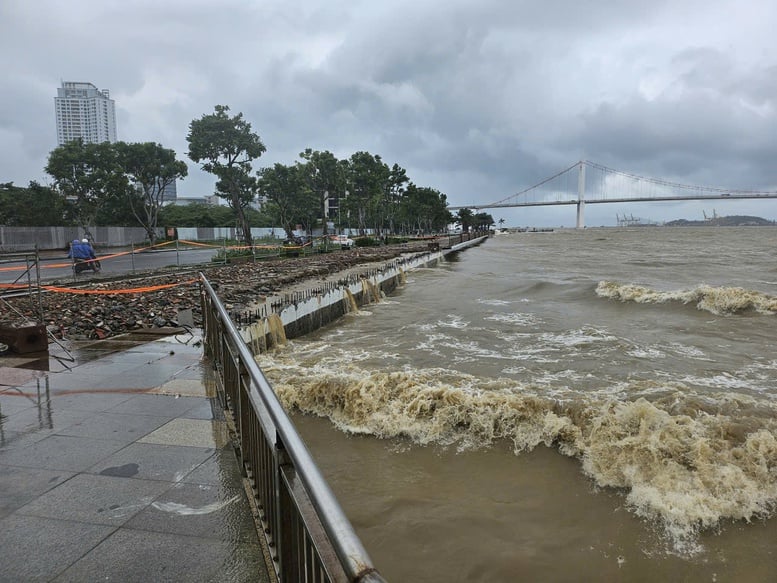 Dagály és nagy hullámok sújtják Da Nang partvidékét - 1. kép. Triều cường dâng cao, sóng lớn tràn vào vùng ven bờ Đà Nẵng- Ảnh 1.