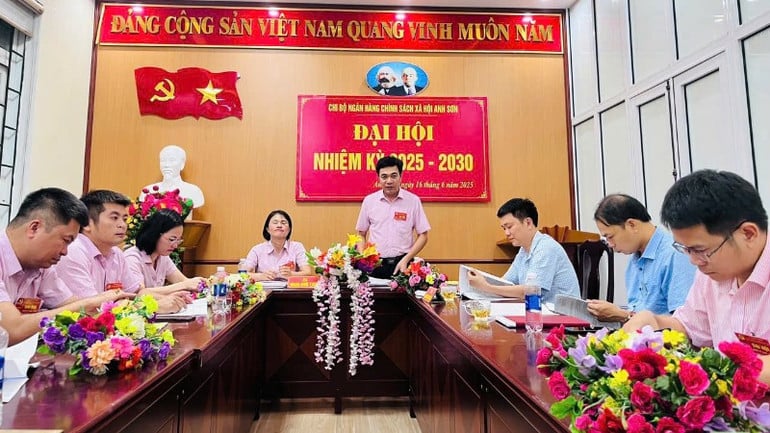 bi-thu-chi-bo-dang-gd-nhcsxh-anh-son-ong-tran-khac-thi-phat-bieu-tai-dai-hoi-chi-bo-nhiem-ky-moi-6048.jpg