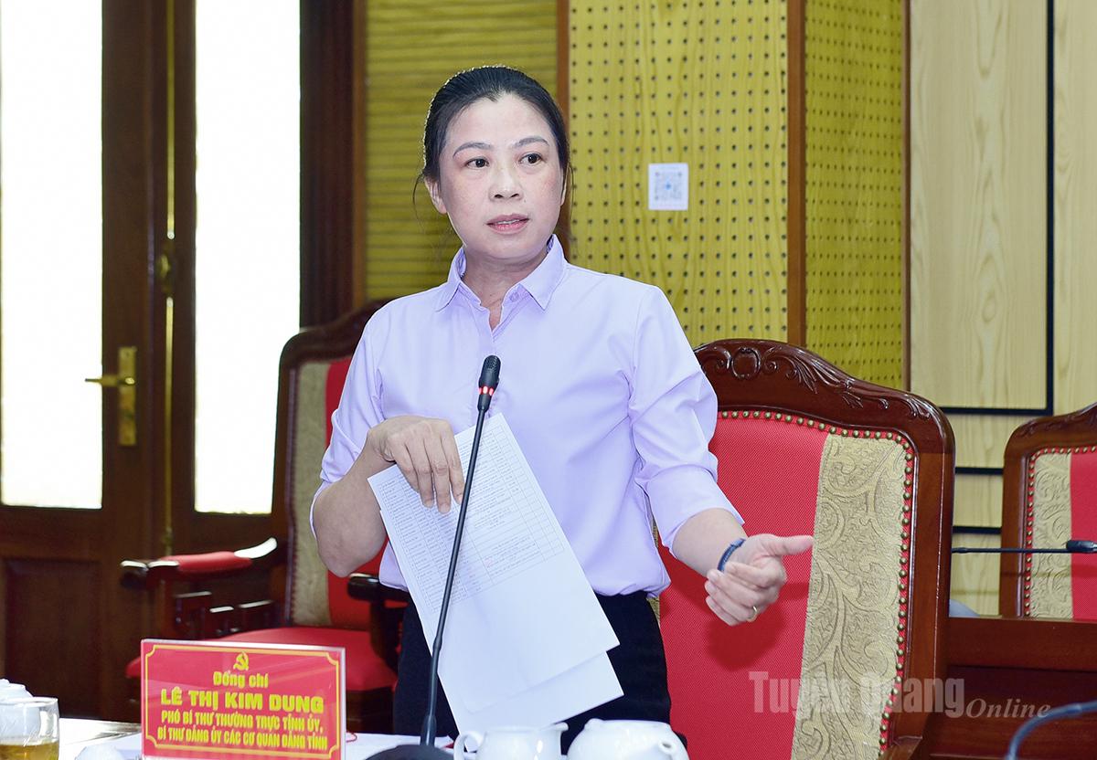 Standing Deputy Secretary of the Provincial Party Committee Le Thi Kim Dung spoke at the meeting.