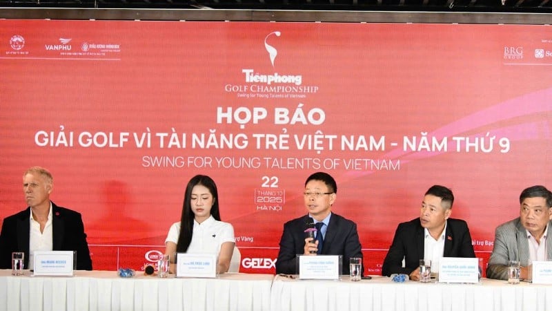 Organisatoren van de persconferentie in Hanoi.