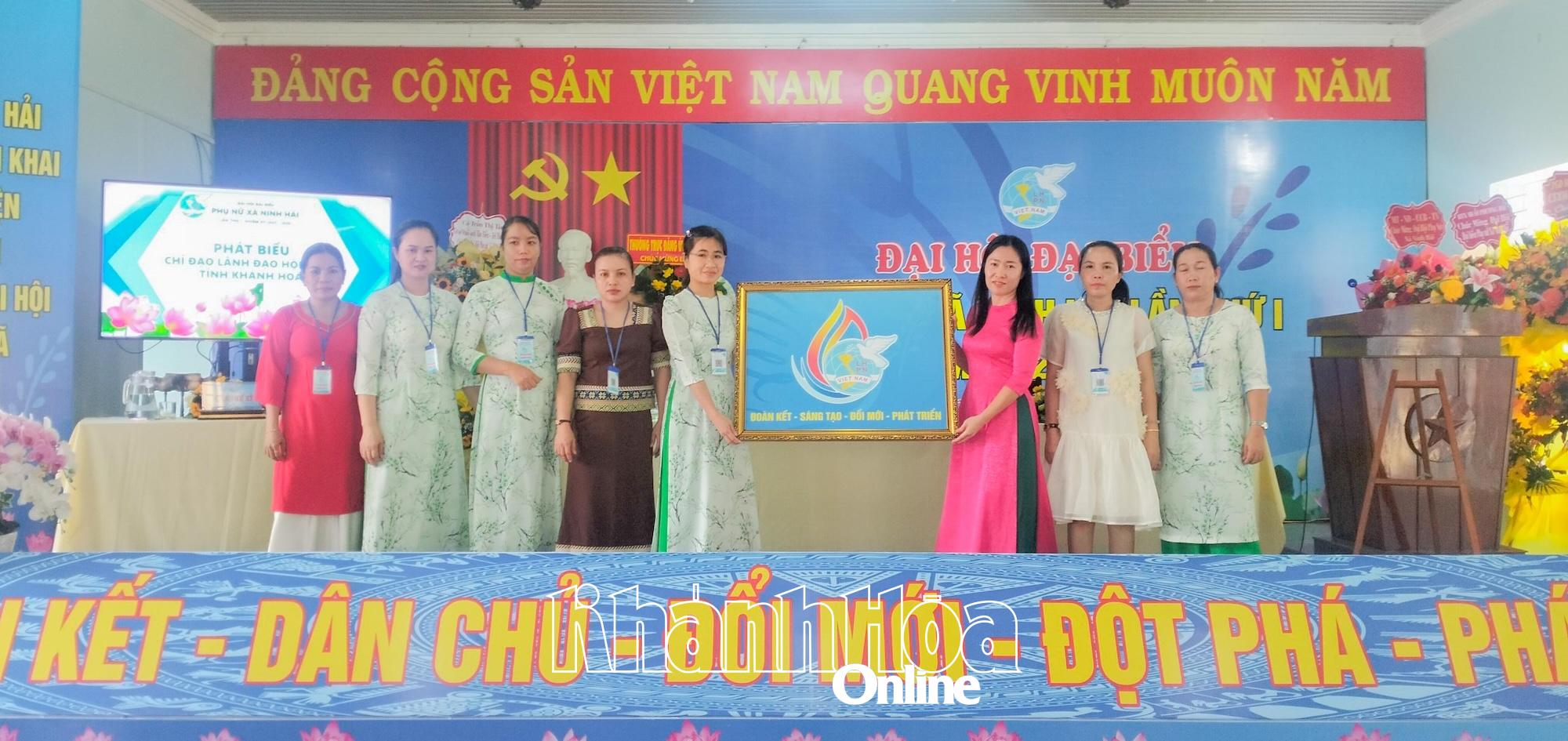Đại diện Liên hiệp phụ nữ tỉnh tặng quà chúc mừng đại hội.