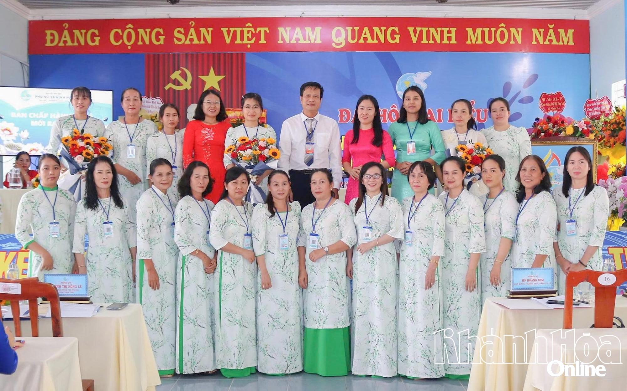Đại diện Hội Liên hiệp Phụ nữ tỉnh và xã tặng hoa chúc mừng Ban Chấp hành Hội Liên hiệp Phụ nữ xã Ninh Hải, nhiệm kỳ 2025 - 2030.