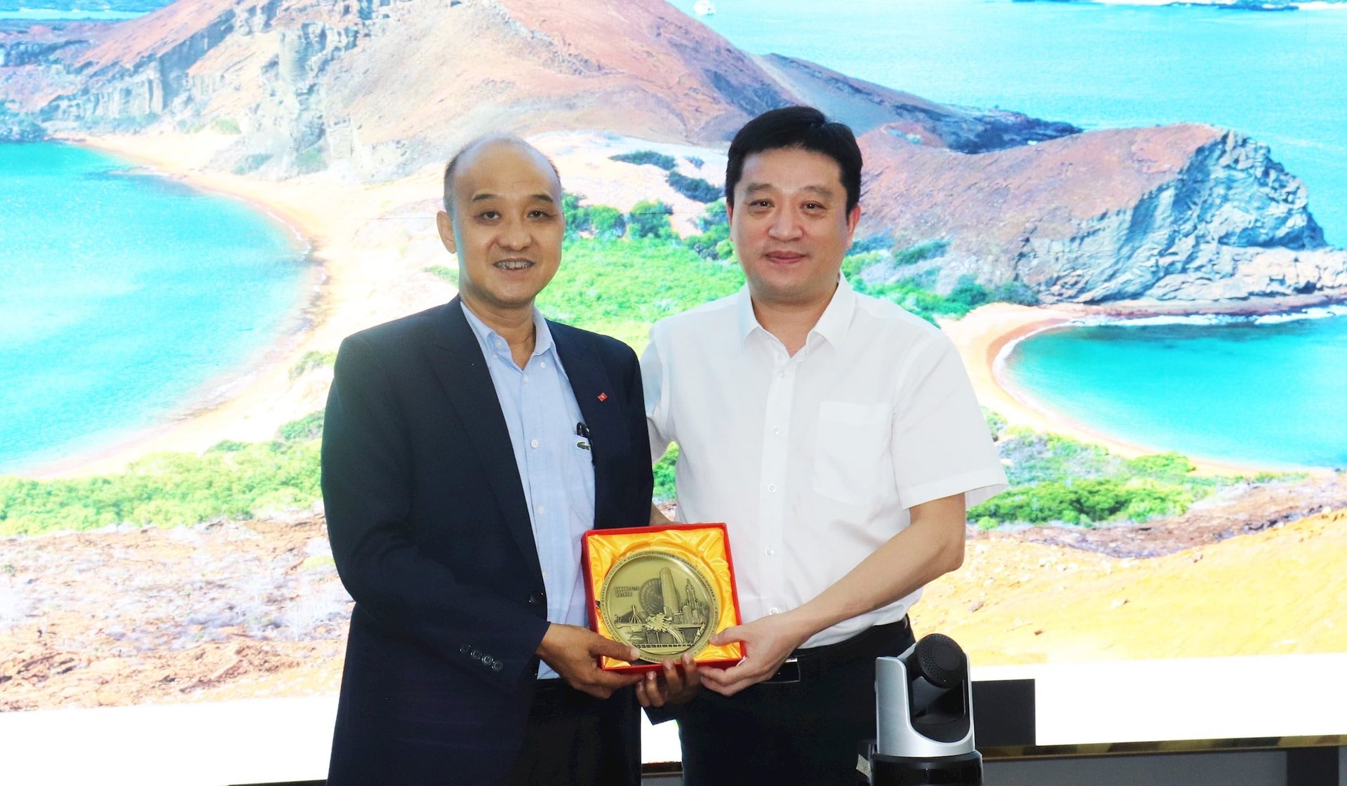 Vice ordförande för stadens folkkommitté, Le Quang Nam (vänster), överlämnar en souvenir till ledarna för China Railway No. 4 Survey and Design Institute Group Limited Company. Foto: DAC MA