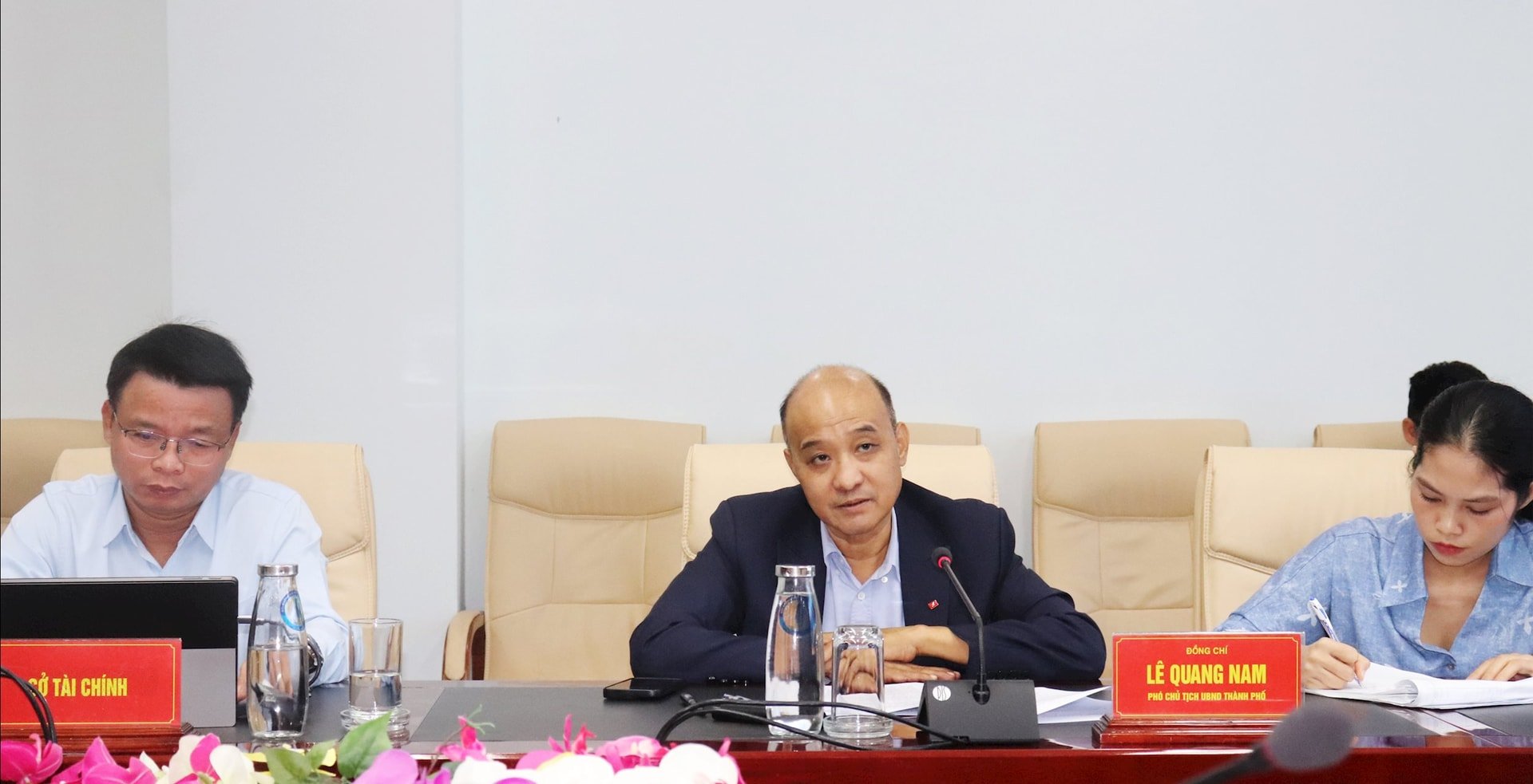 Vice ordförande för stadens folkkommitté, Le Quang Nam (mitten), talar vid ett arbetsmöte med China Railway No. 4 Survey and Design Institute Group Limited Company. Foto: DAC MANH