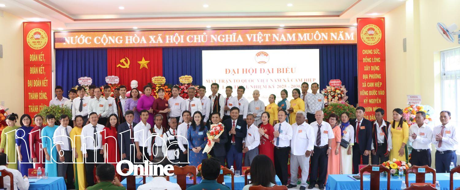 Lãnh đạo Ủy ban Mặt trận Tổ quốc Việt Nam tỉnh và xã Cam Hiệp tặng hoa chúc mừng Ủy ban Mặt trận Tổ quốc Việt Nam xã Cam Hiệp, nhiệm kỳ 2025 - 2030.
