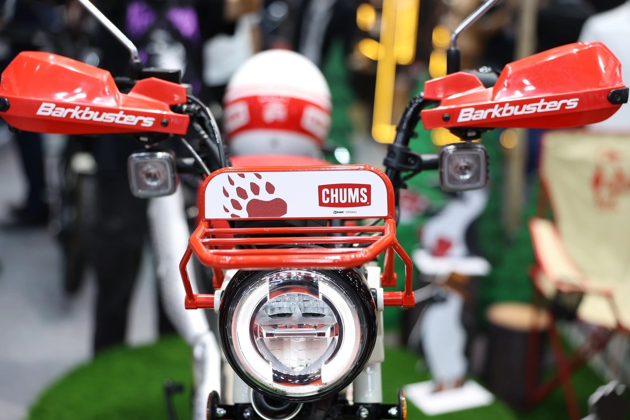 Logotipo do Bobby e tinta branca na Honda CT125 Chums