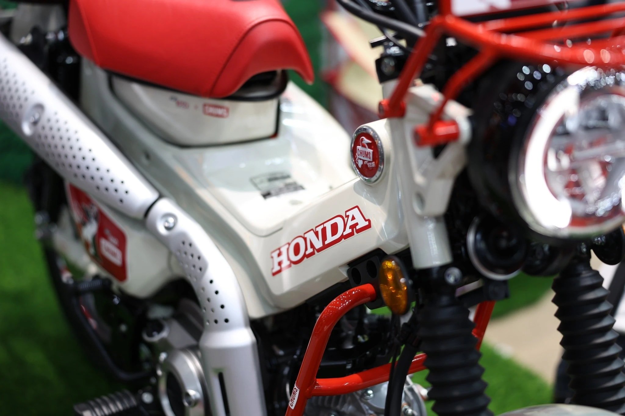 Yen solo e bolsa traseira na Honda CT125 Chums