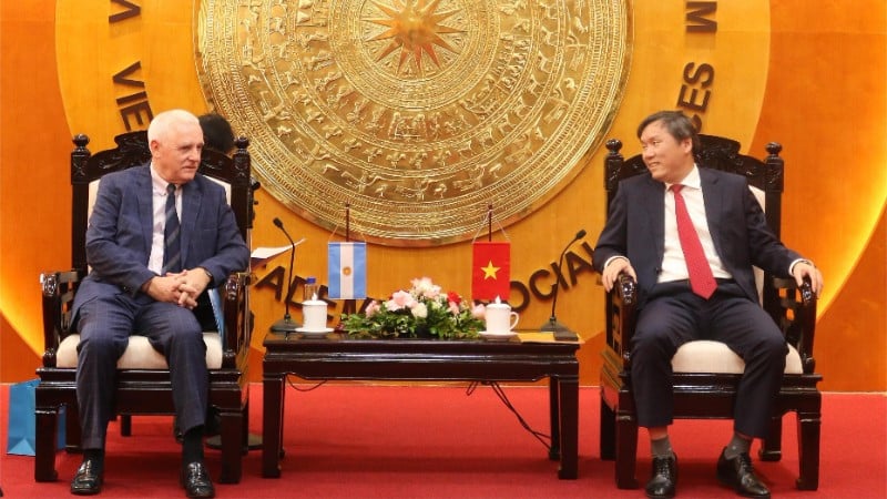 Professor, Dr. Le Van Loi, President of the Vietnam Academy of Social Sciences and Ambassador Marcos Antonio Bednarski at the meeting. (Photo: VASS)