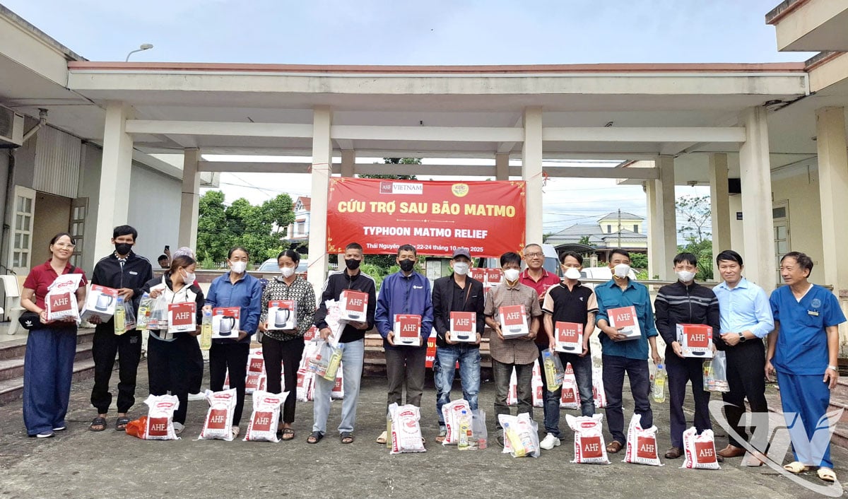 Hovedrepresentant for United States AIDS Healthcare Foundation i Vietnam (først fra venstre) og ledere for Thai Nguyen CDC overrakte gaver til pasienter ved Pho Yen Medical Center.