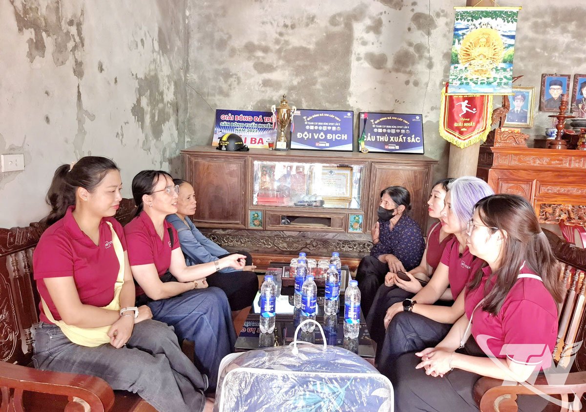 Hovedrepresentanten for United States AIDS Foundation i Vietnam og medlemmer av delegasjonen besøkte og overrakte gaver til en familie i Phu Binh.