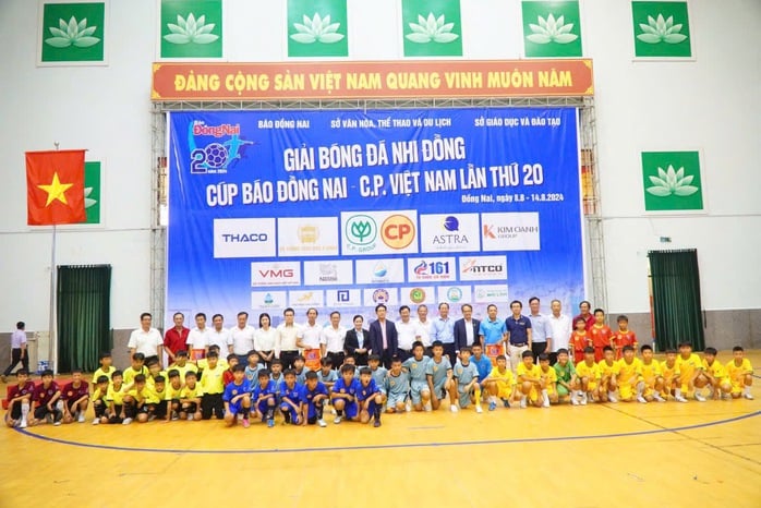 Rozpoczął się XX Turniej Piłki Nożnej Dziecięcej Dong Nai Newspaper Cup 2024 - Zdjęcie 1. Khởi tranh Giải Bóng đá nhi đồng Cúp Báo Đồng Nai lần thứ 20 năm 2024- Ảnh 1.