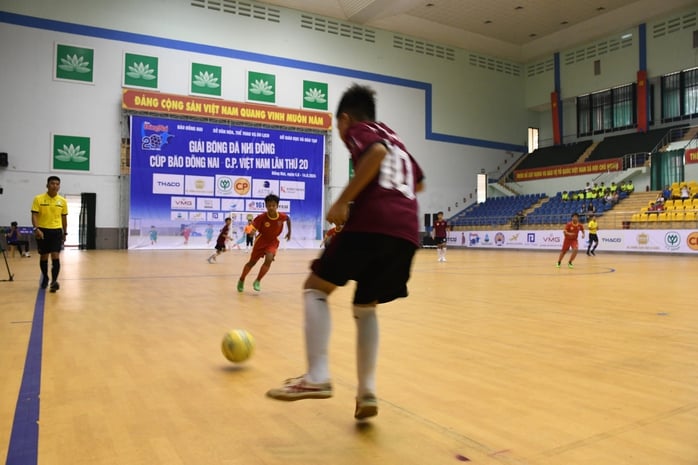 Rozpoczął się XX Turniej Piłki Nożnej Dziecięcej Dong Nai Newspaper Cup 2024 - Zdjęcie 2. Khởi tranh Giải Bóng đá nhi đồng Cúp Báo Đồng Nai lần thứ 20 năm 2024- Ảnh 2.