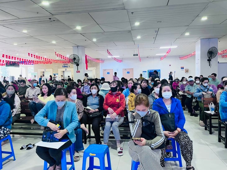 Bệnh viện Ung bướu TP.HCM tầm soát ung thư miễn phí cho 500 phụ nữ - Ảnh 1.