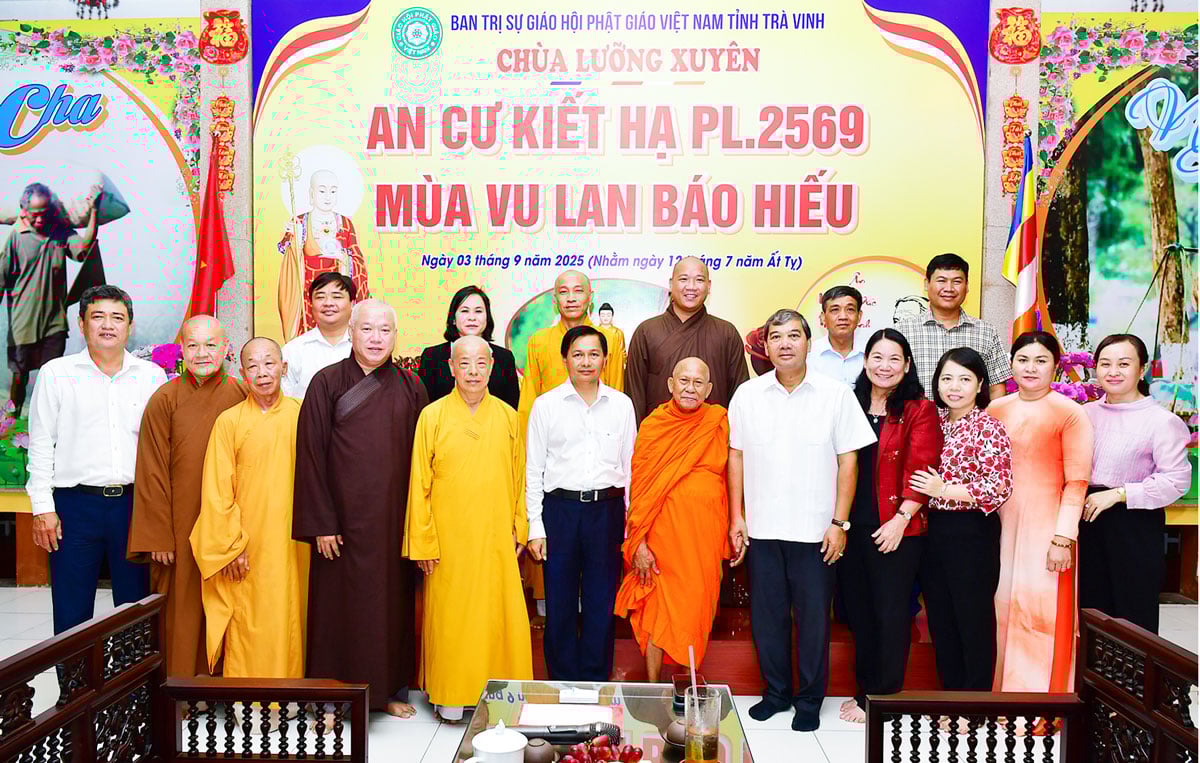 Provinsledarna tog souvenirfoton med munkar från den vietnamesiska buddhistiska sanghan i provinsen.