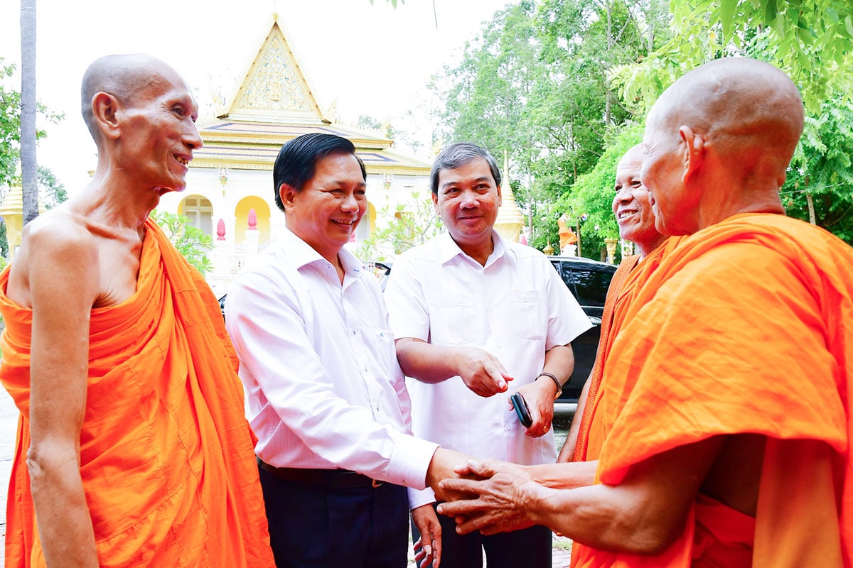Kamrat Tran Van Lau - provinsiell partisekreterare och kamrat Kim Ngoc Thai - biträdande provinsiell partisekreterare besökte munkarna i den provinsiella patriotiska buddhistiska munkarnas solidaritetsförening.