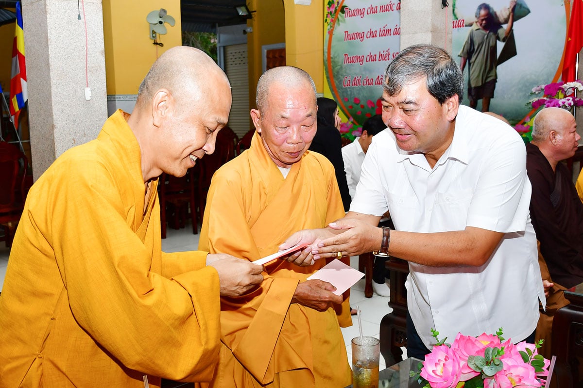 Kamrat Kim Ngoc Thai - biträdande sekreterare för den provinsiella partikommittén överlämnade gåvor till munkar i den vietnamesiska buddhistiska sanghan i provinsen.