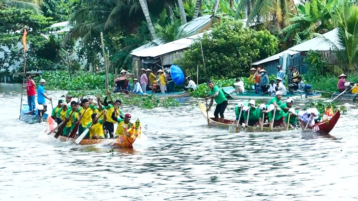 Chạy vỏ lãi xem đua ghe ngo mini ở An Giang - Ảnh 2.