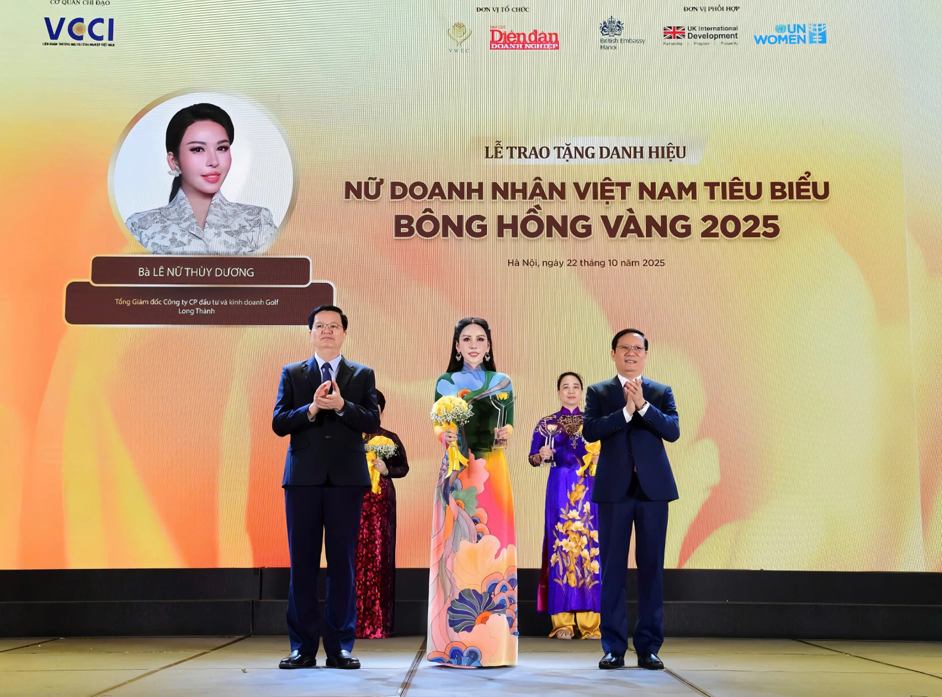ທ່ານ​ຮອງ​ນາ​ຍົກ​ລັດ​ຖະ​ມົນ​ຕີ Mai Van Chinh ແລະ ທ່ານ​ປະ​ທານ VCCI Pham Tan Cong ​ໄດ້​ມອບ​ໃບ​ຍ້ອງຍໍ​ໃຫ້​ທ່ານ​ນາງ Le Nu Thuy Duong.