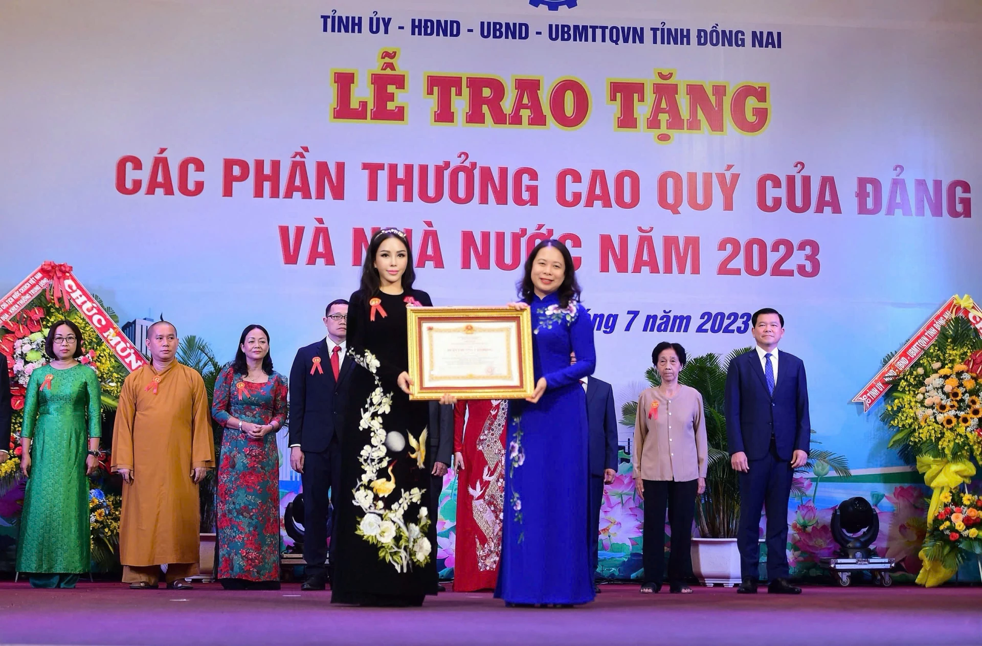 ທ່ານ​ນາງ​ຮອງ​ປະ​ທານ​ປະ​ເທດ Vo Thi Anh Xuan ​ໄດ້​ມອບ​ຫຼຽນ​ກາ​ແຮງ​ງານ​ຊັ້ນ​ໜຶ່ງ​ໃຫ້​ທ່ານ​ນາງ ເລ​ນູ​ທິ​ເຢືອງ, ຮອງ​ປະ​ທານ​ກຸ່ມ KN Holdings.