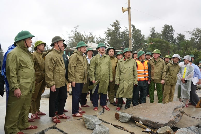 Die Stadtverwaltung von Hue überwacht und leitet die Evakuierung der Menschen in Gebieten mit hohem Erdrutschrisiko – Foto 1. Lãnh đạo TP. Huế kiểm tra, chỉ đạo sơ tán người dân tại vùng nguy cơ sạt lở cao- Ảnh 1.