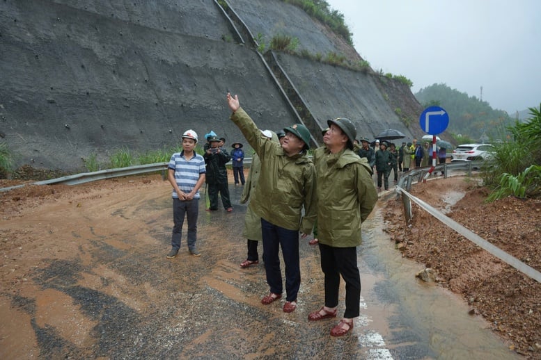 Die Stadtverwaltung von Hue inspiziert und leitet die Evakuierung der Menschen in Gebieten mit hohem Erdrutschrisiko – Foto 3. Lãnh đạo TP. Huế kiểm tra, chỉ đạo sơ tán người dân tại vùng nguy cơ sạt lở cao- Ảnh 3.