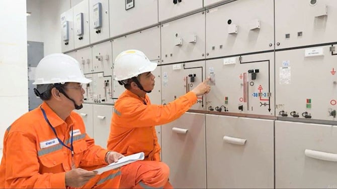 Công nhân EVNHANOI kiểm tra thiết bị tại phòng điều khiển hệ thống điện Trung tâm Hội nghị Quốc gia