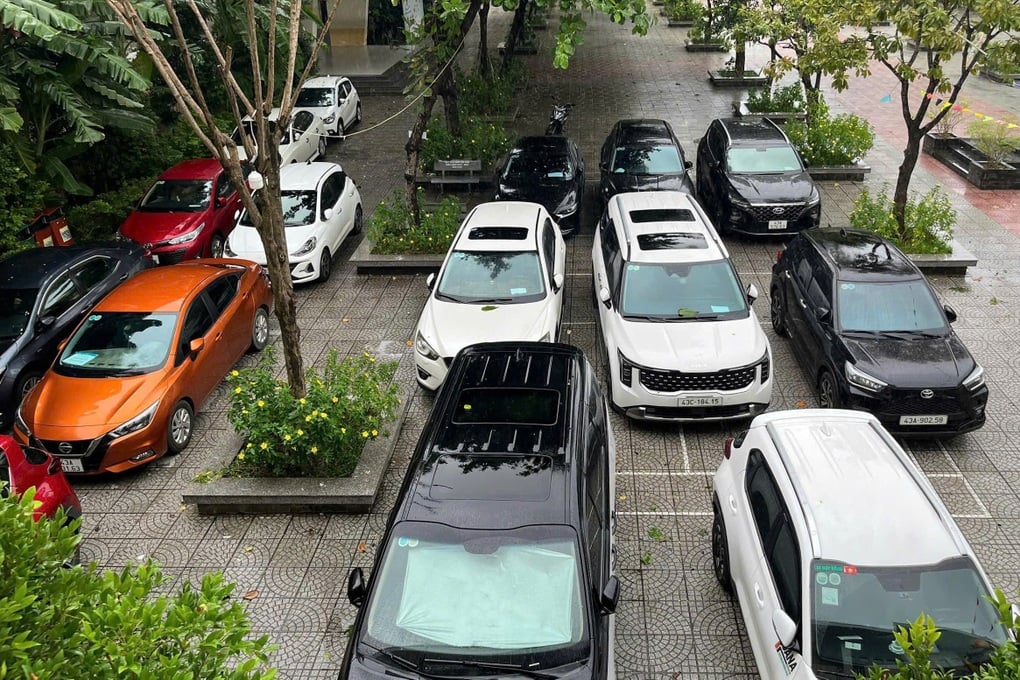 Lo bão Fangshen gây ngập lụt, trường học nhận giữ ô tô miễn phí - 1