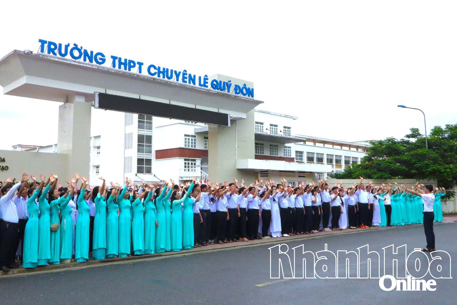 Personalen, lärarna och eleverna vid Le Quy Don High School for the Gifted (södra Nha Trang) hejade på Doan Thanh Tung innan de gav sig av till finalomgången.