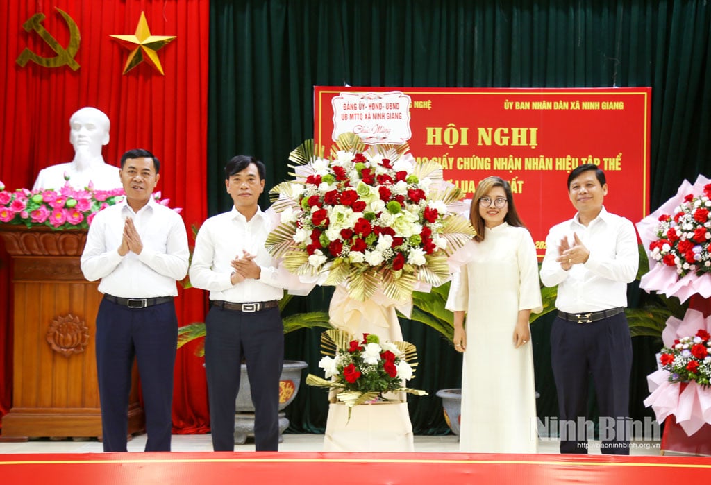 Representantes do Departamento de Ciência e Tecnologia e do Comitê Popular da Comuna de Ninh Giang entregaram flores para parabenizar a Cooperativa de Seda Co Chat.