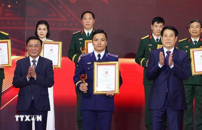 ttxvn-le-trao-giai-cuoc-thi-chinh-luan-ve-bao-ve-nen-tang-tu-tuong-cua-dang-lan-thu-nam-22-9.jpg
