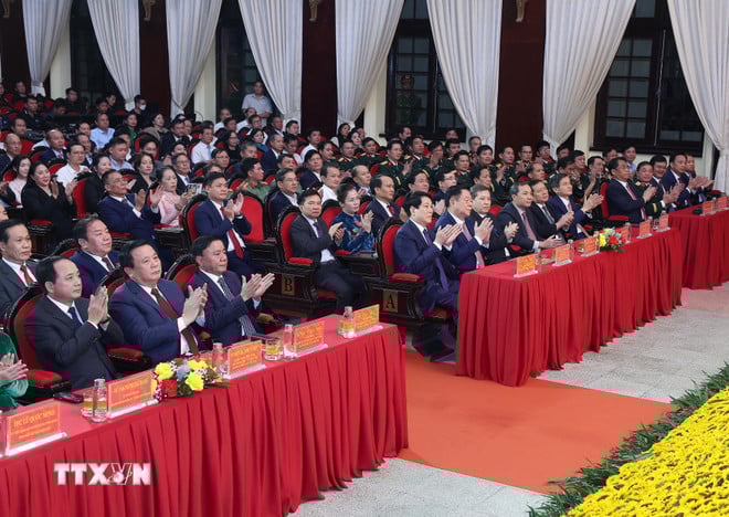 ttxvn-le-trao-giai-cuoc-thi-chinh-luan-ve-bao-ve-nen-tang-tu-tuong-cua-dang-lan-thu-nam-8355653-1.jpg